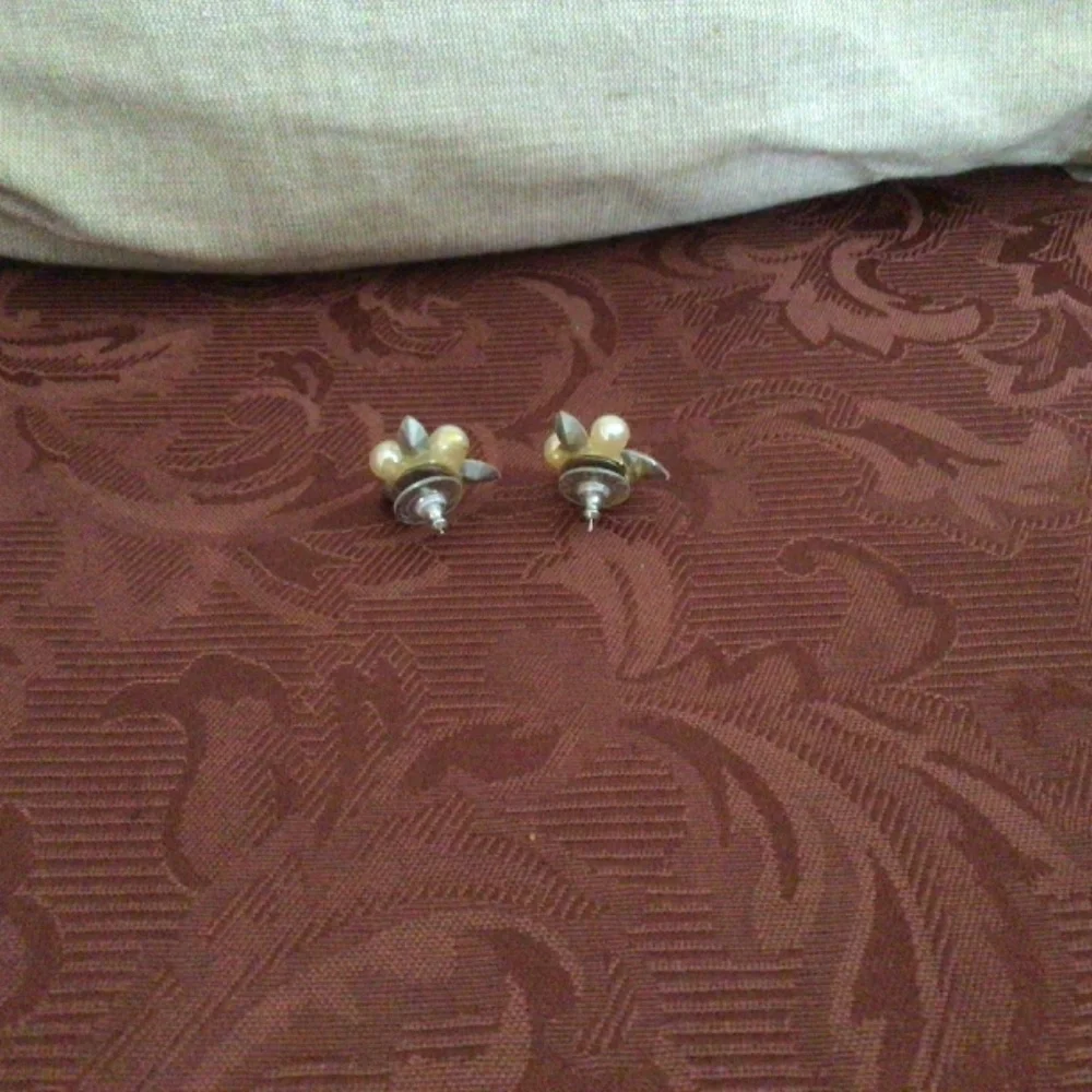 Stunning Pearl and Swarovski Petal Cut Cluster Stud Earrings - Picture 5 of 5